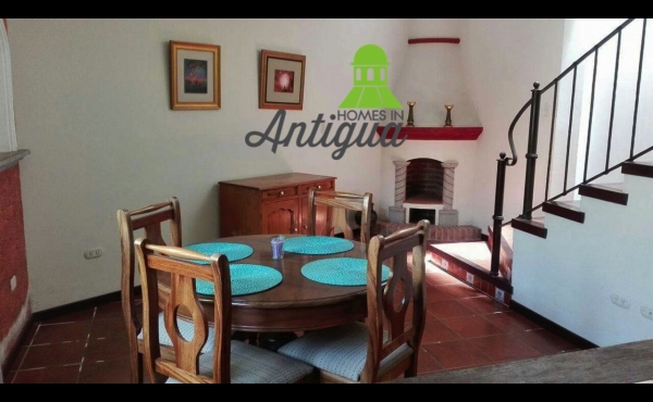 AREA DEL COMEDOR CON SU COCINA Y CHIMENEA