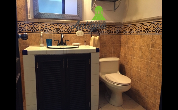 BAÑO QUE COMPARTEN LOS DOS DORMITORIOS
